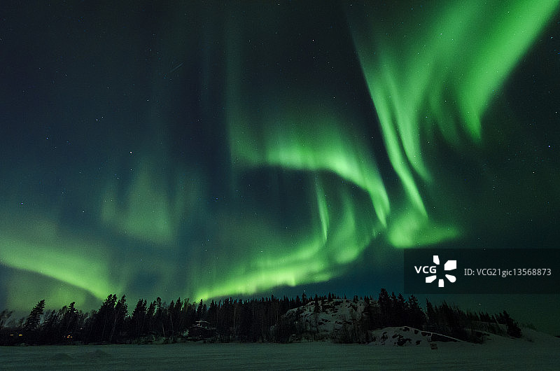 极光下的乔利夫岛图片素材