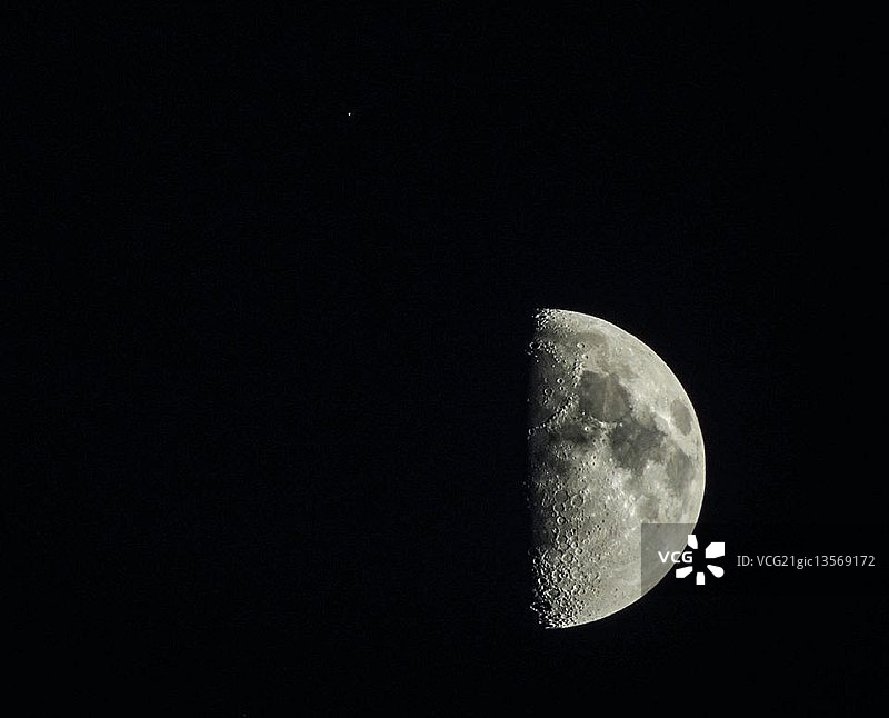 半盈凸月图片素材