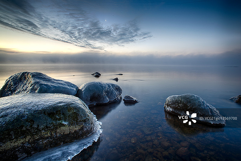 夜间瑞典乌普兰罗斯拉根海边的冰冻岩石图片素材