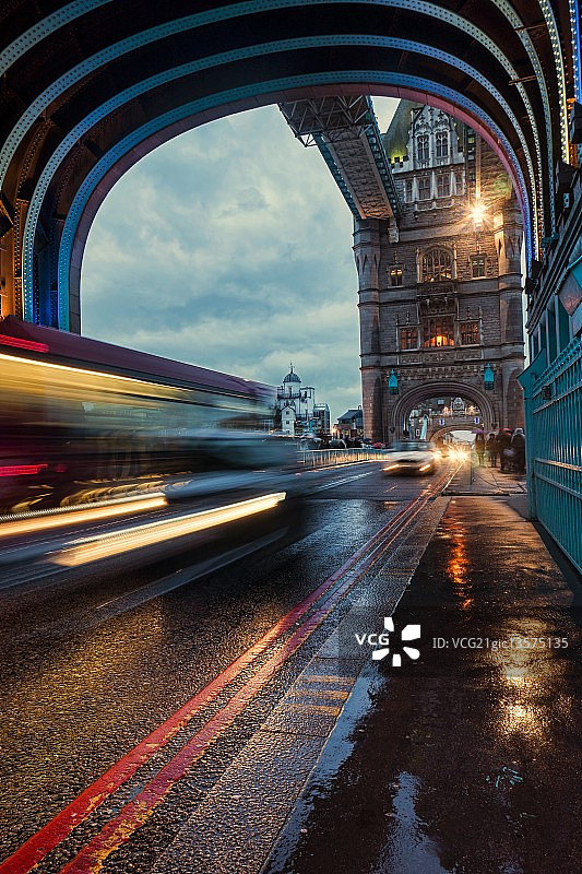 伦敦塔桥的夜景灯光图片素材