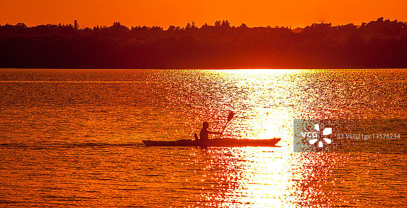 日落下的皮划艇运动图片素材