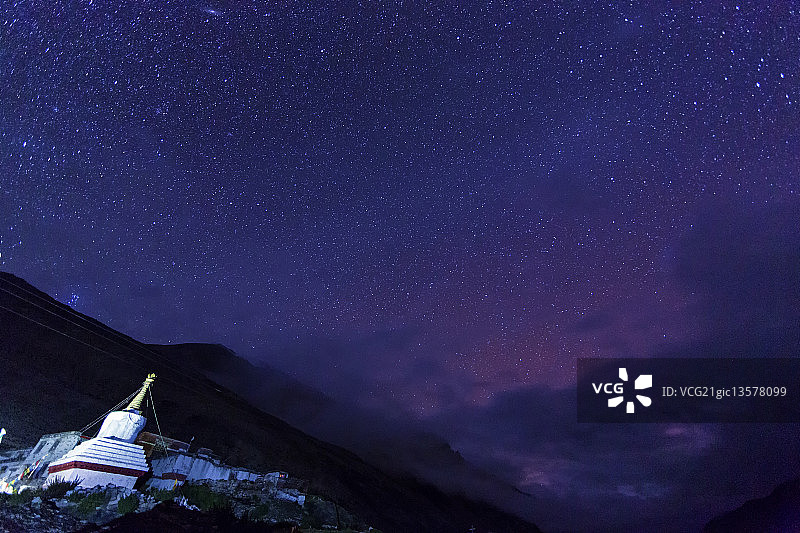 珠穆朗玛峰绒布寺的星空图片素材