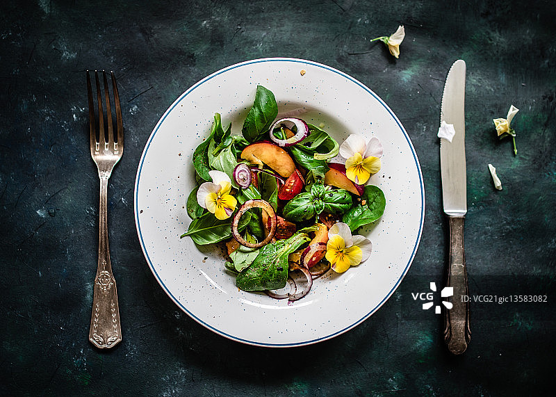 色彩鲜艳的夏日沙拉，含油桃和食用花卉图片素材