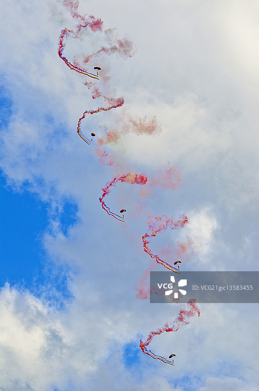 云上的跳跃者图片素材