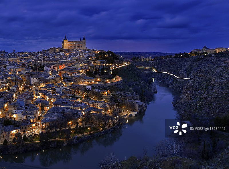 特茹河环绕下的托莱多图片素材