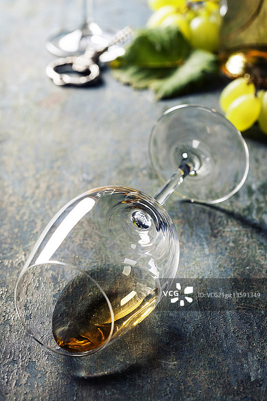 一杯白葡萄酒图片素材