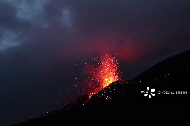 埃特纳火山喷发图片素材