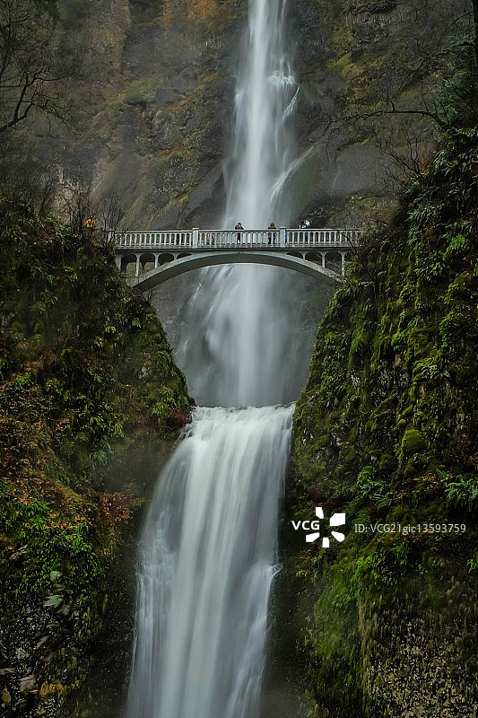 坚实瀑布图片素材