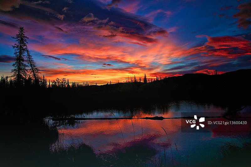 弓河谷日出图片素材