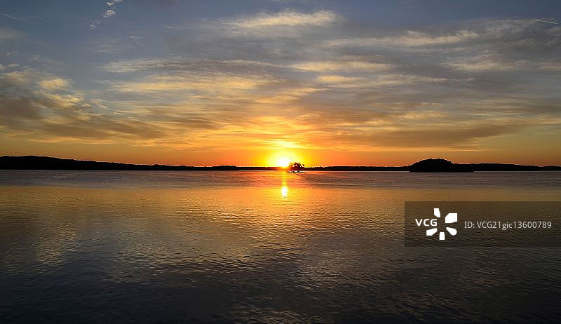 J·珀西·普里斯特湖的日出图片素材