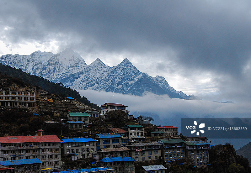 通往未知世界的最后一个村庄图片素材