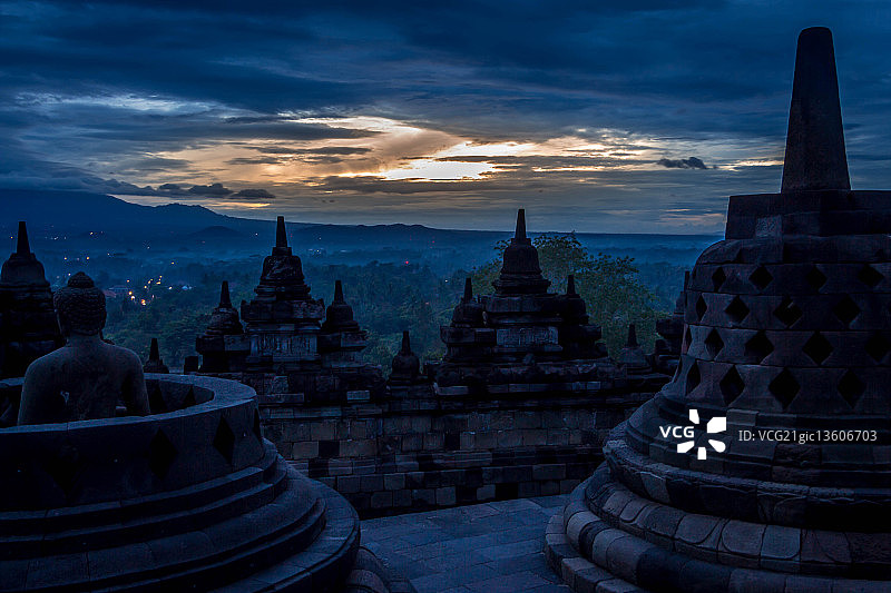 婆罗浮屠寺的蓝色时刻图片素材