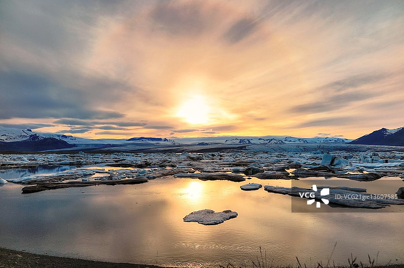 冰岛冰川河泻湖上的日落图片素材
