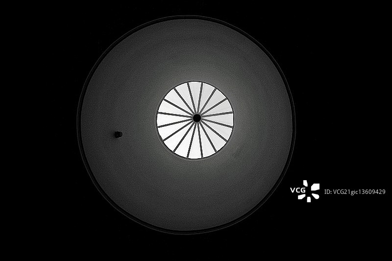 照向花蕾的光线图片素材