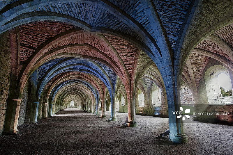 灯光下的方廷斯修道院图片素材