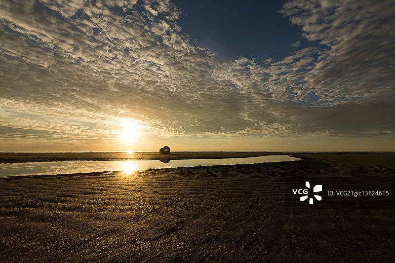 浮标上的日落图片素材