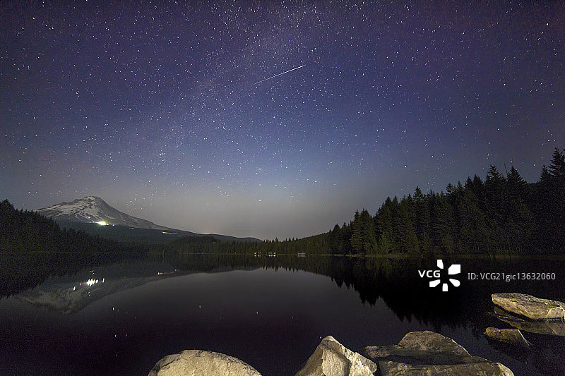 三叶草湖的流星图片素材