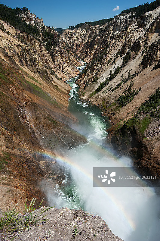 下瀑布彩虹图片素材