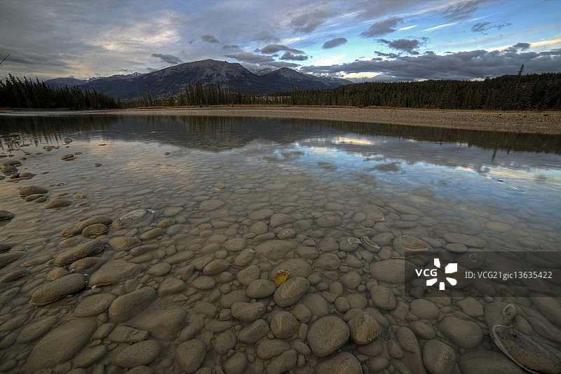 阿萨巴斯卡河岩石图片素材