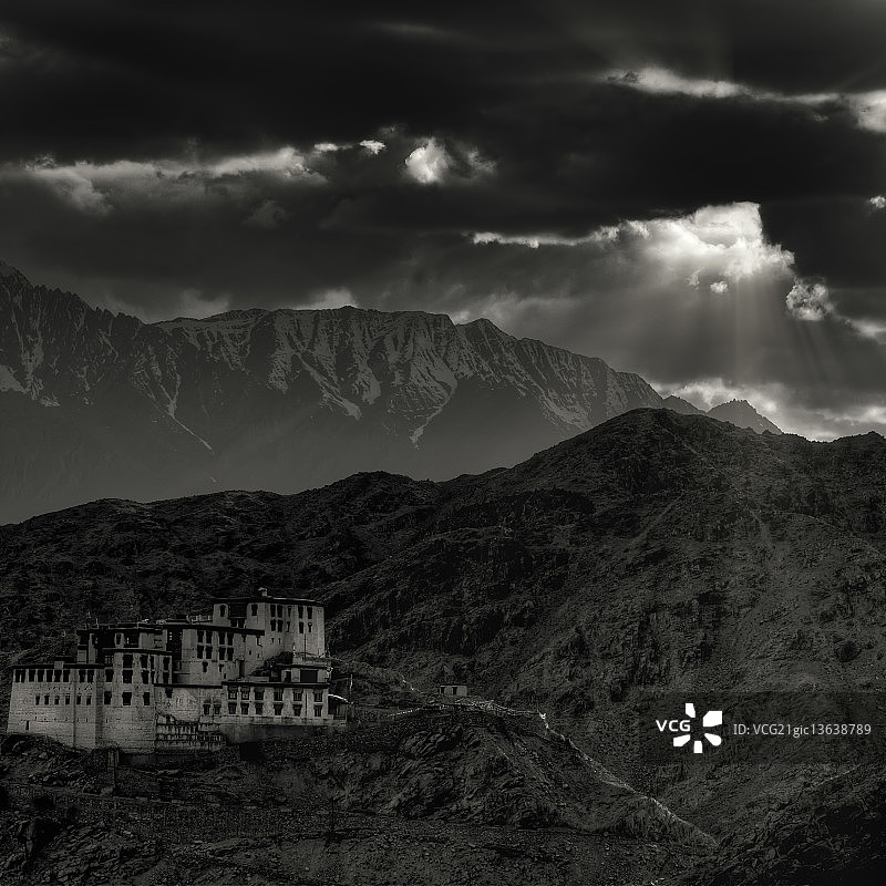 喜马拉雅山黄昏时的风暴图片素材