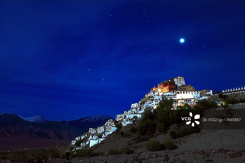 满月之夜的提克塞寺图片素材
