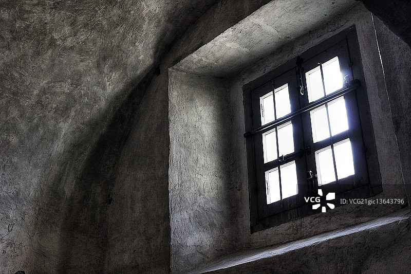 阳光穿过教堂窗户的午后图片素材