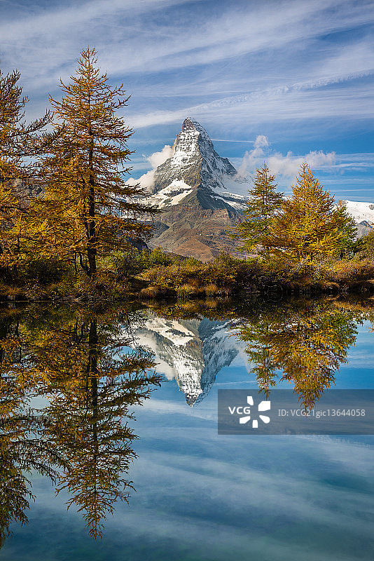 瑞士秋末马特洪峰的倒影图片素材