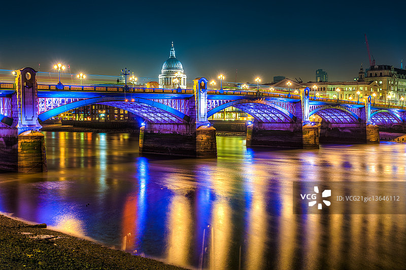 伦敦南华克桥图片素材