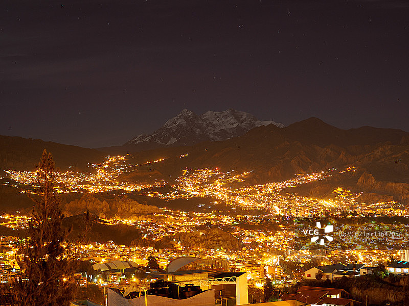 伊利马尼山与拉巴斯市夜景图片素材
