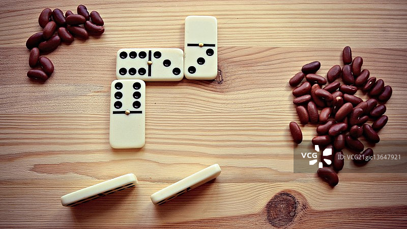 玩多米诺骨牌...图片素材