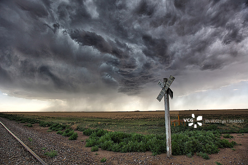 堪萨斯州暴风雨中的铁路道口图片素材