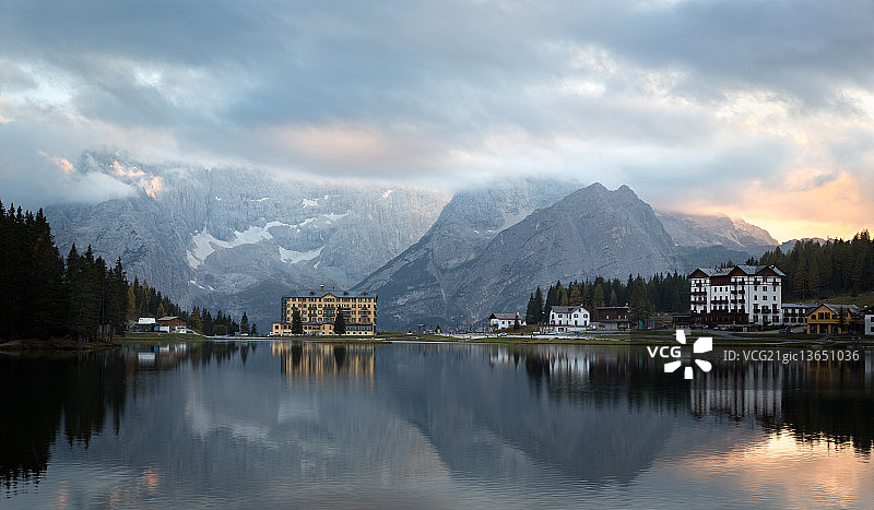米苏里纳湖的黎明，意大利多洛米蒂山图片素材
