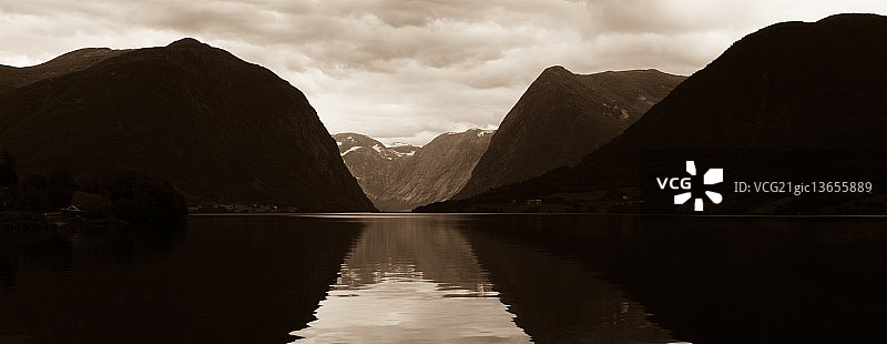 走进群山图片素材