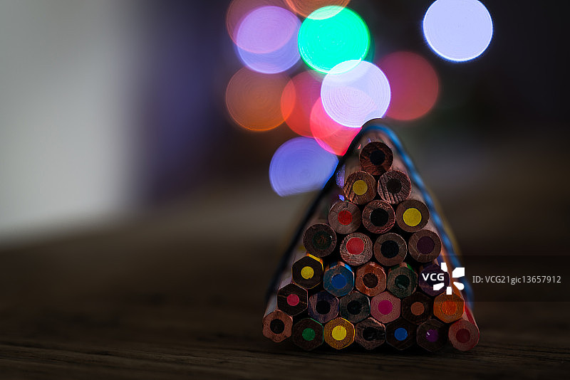 具有散景效果的笔图片素材