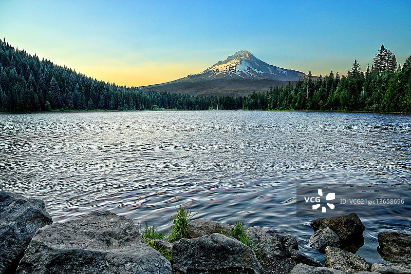 从特里廉湖看胡德山图片素材