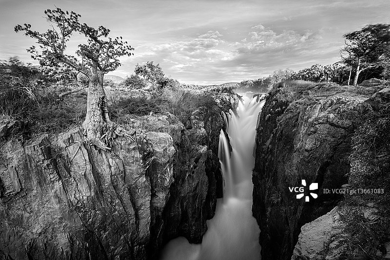 纳米比亚和安哥拉边境的埃普帕瀑布图片素材