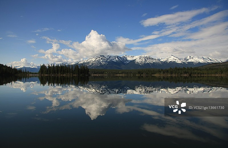 金字塔湖镜像图片素材