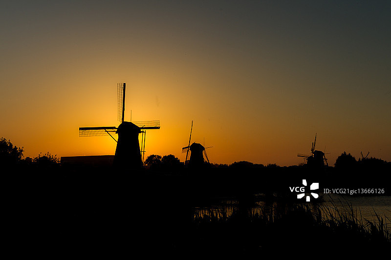 小孩堤防日落图片素材