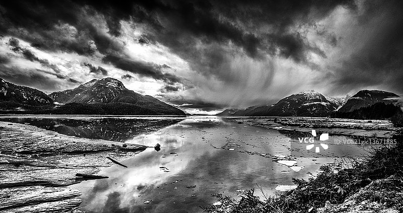 斯基纳河上的风暴图片素材