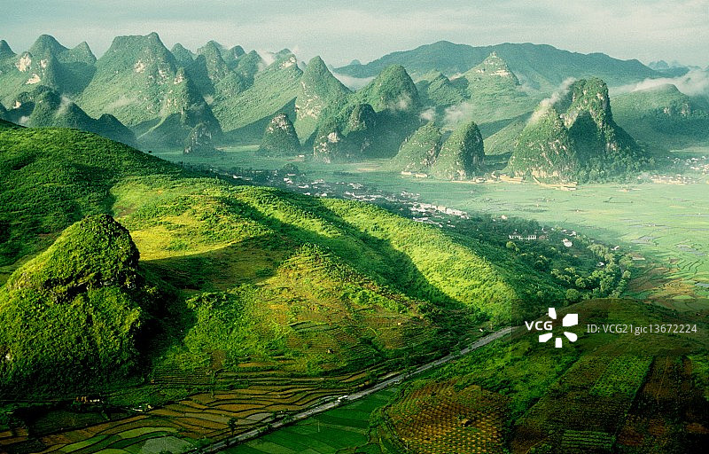 清晨从中国阳朔月亮山看到的景色图片素材