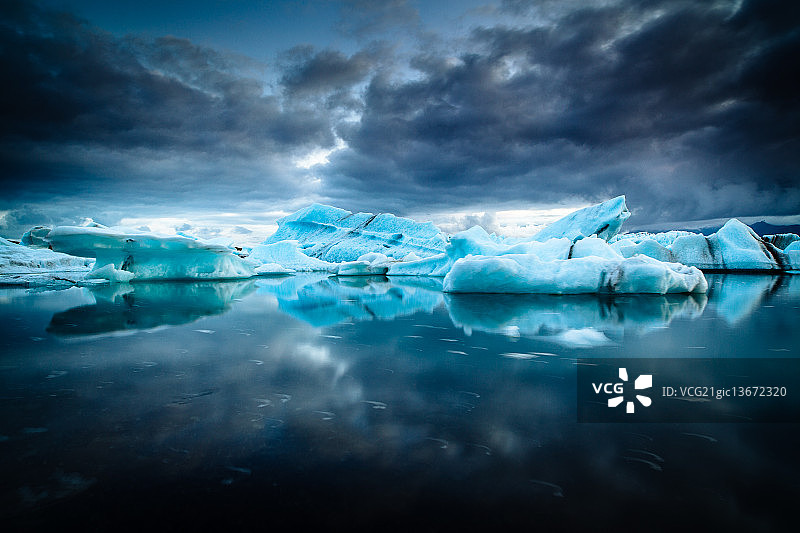 冰岛杰古沙龙湖上的冰山图片素材