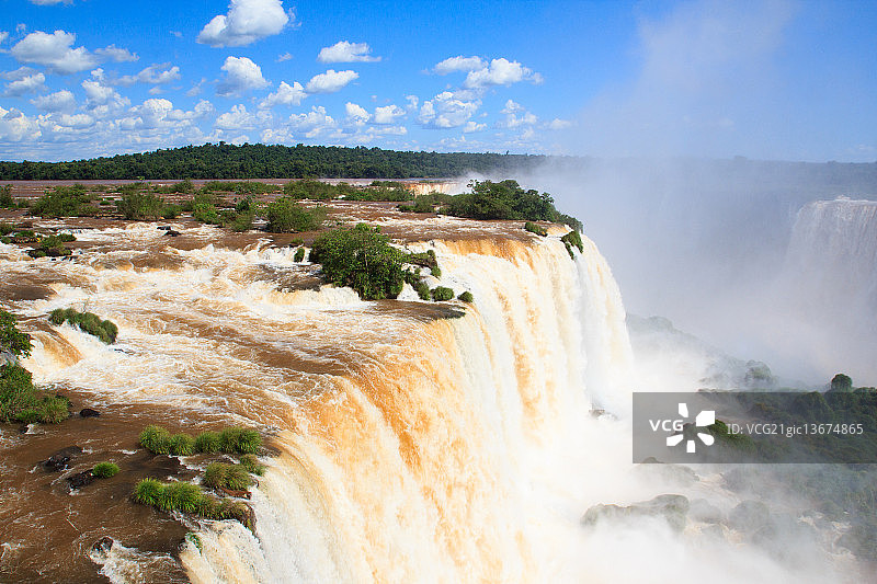 巴西境内的伊瓜苏瀑布魔鬼喉图片素材