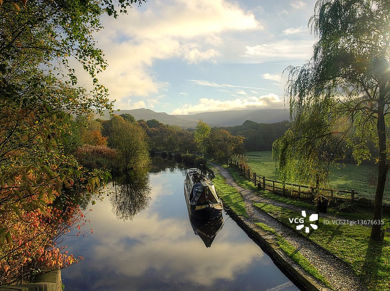 哈德斯菲尔德运河上的休闲时光图片素材