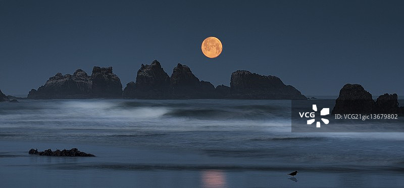 海蚀柱与满月图片素材