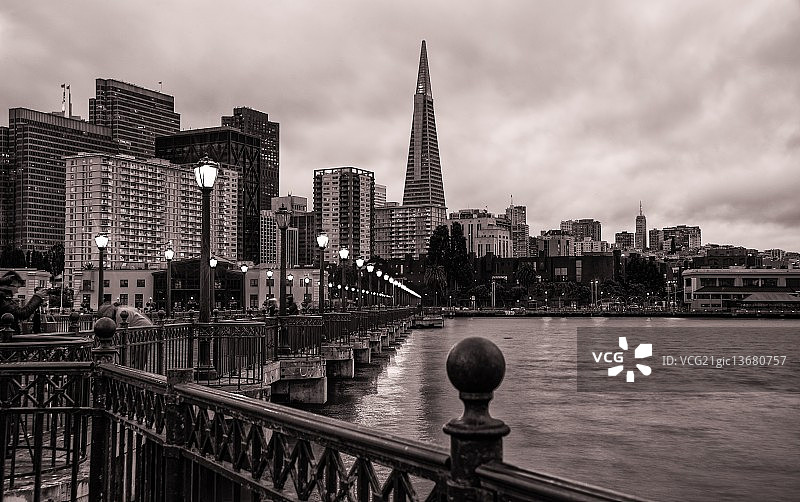 7号码头黑白夜景图片素材