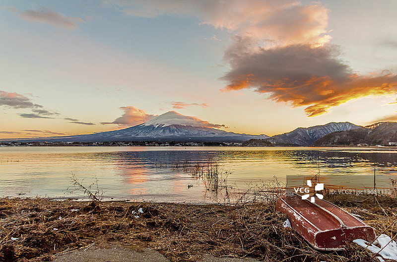 从河口湖眺望富士山图片素材