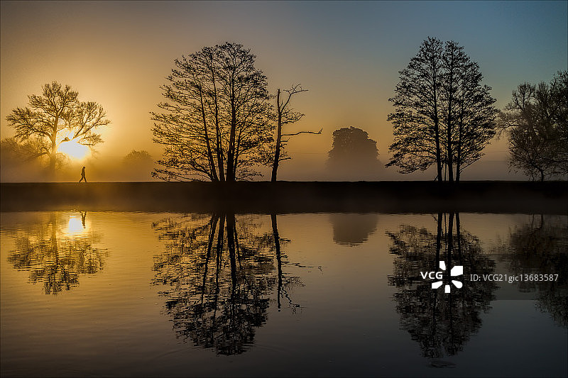 英格兰牛津郡沃灵福德河畔的薄雾图片素材