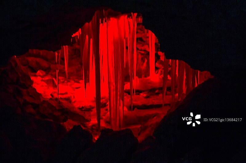 昆古尔冰洞中的红光图片素材