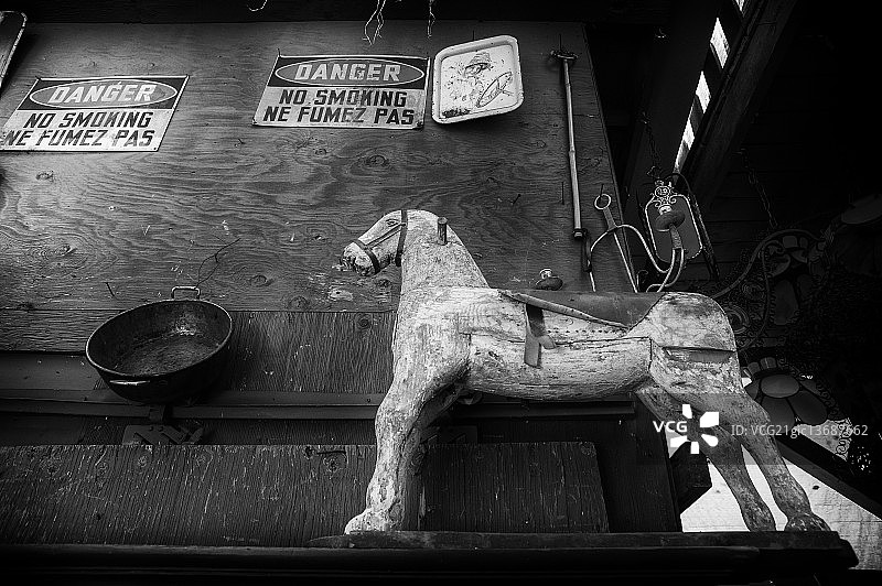 旧货店摇马图片素材