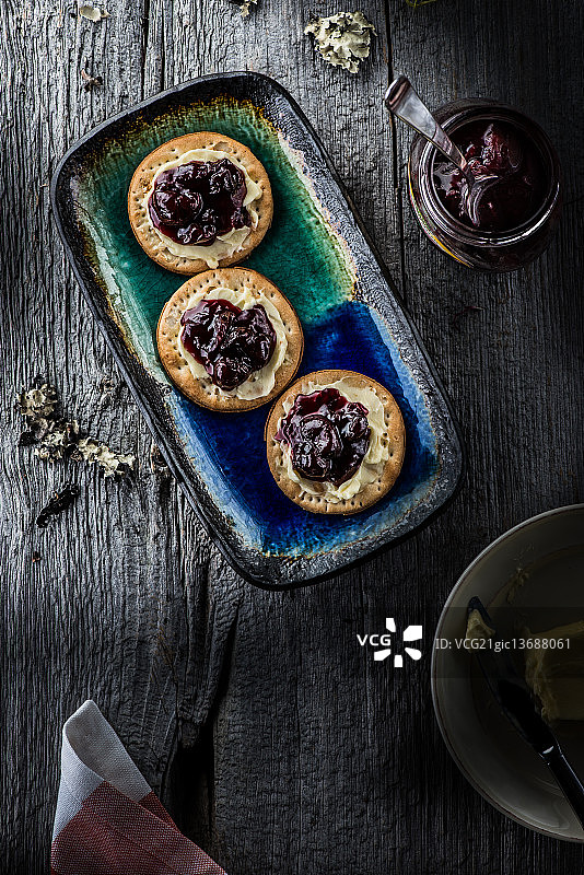 黄油和酸莓果酱饼干图片素材